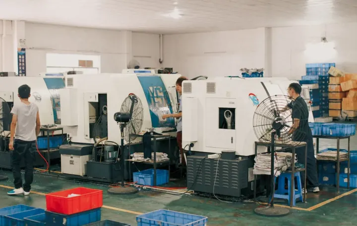 Operarios trabajando en una planta de fabricación