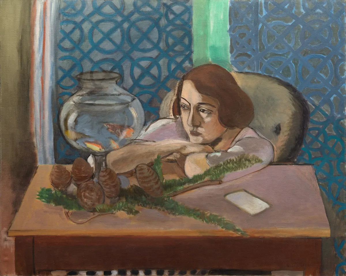 Pintura de Henri Matisse con una mujer sentada ante un acuario de peces dorados